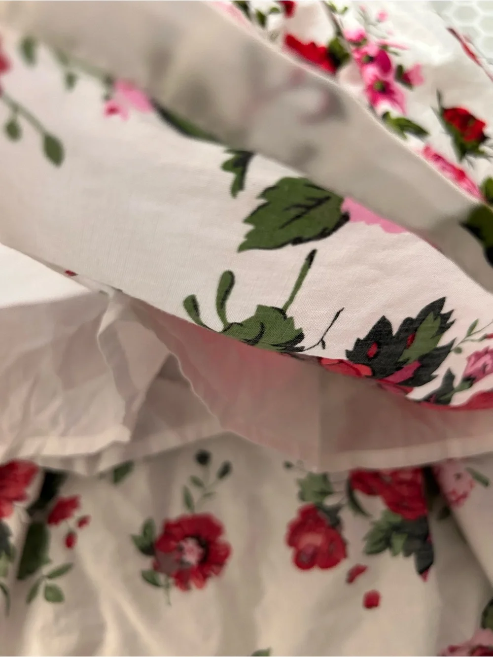 Sunny Fashion White Floral Dress Red Rose Print Butterfly Accents. Size 4/5